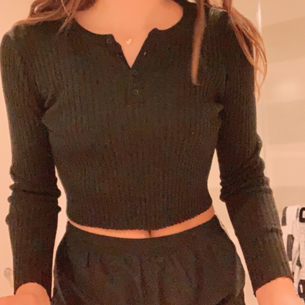 black ribbed button up top